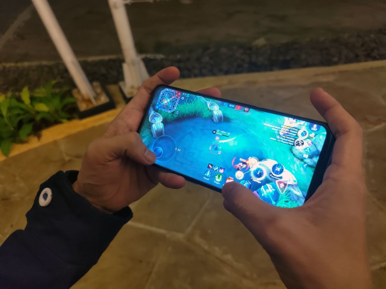 illustrasi bermain mobile legends di realme 8 5G