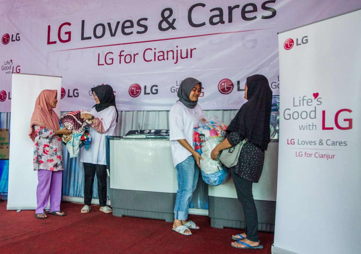 Jaga Higienitas Pengungsi, LG Sediakan Layanan Cuci Gratis di Cianjur