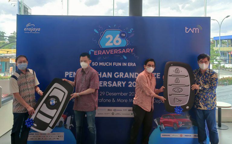 Erajaya Serahkan Dua Unit Mobil Pemenang Grand Prize Eraversary 2022