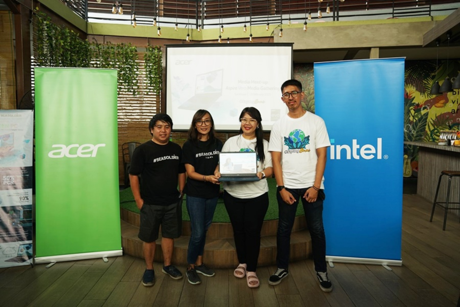 Acer Lanjutkan Gerakan Bersih-Bersih Pantai di Surabaya